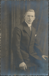 879285 Portret van Jo (Johannes Jacobus) Kool uit de Korte Viestraat in Wijk C te Utrecht, waar hij samen met vader ...